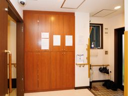 廊下の清潔な木製扉