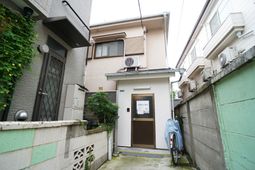 外の入口と看板