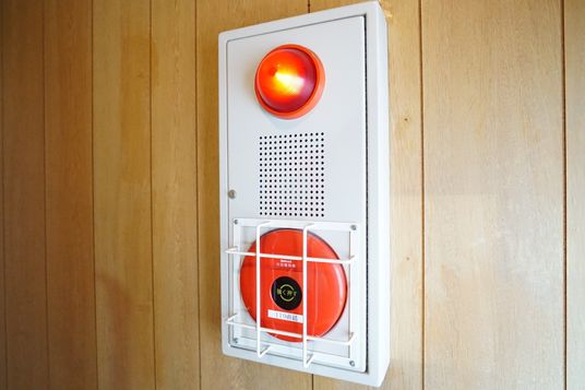 赤色の警報装置壁掛け