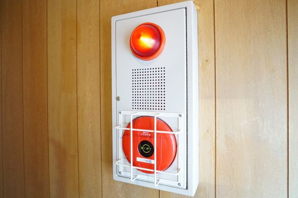 赤色の警報装置壁掛け