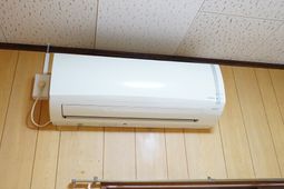 壁に設置されたエアコン