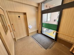 事務室前の明るい廊下  