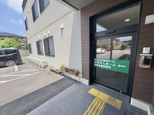 施設の入口前  