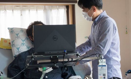 寄り添う様子の居室
