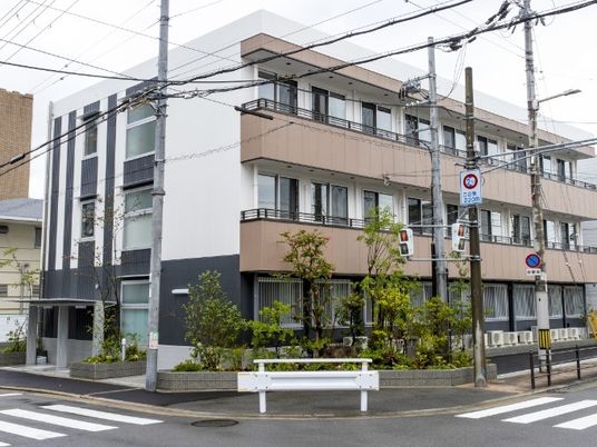 3階建ての施設外観  