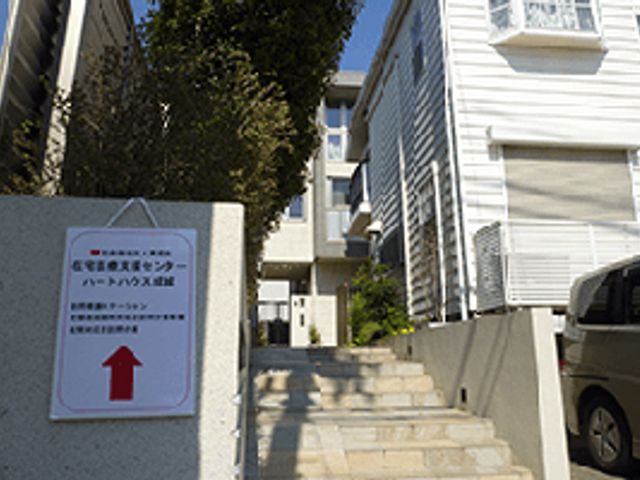 建物入り口の階段 エントランス 晴れた空の下、入り口まで続く階段があります。明るい雰囲気で訪れる方を迎えます。