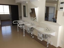 明るい洗面台のある部屋