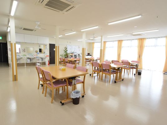 広々とした食堂空間
