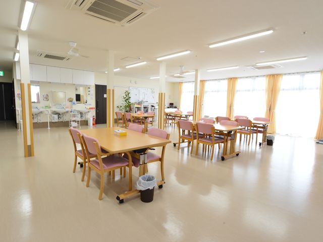 広々とした食堂空間