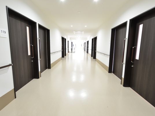 幅広いスペースがある、長く伸びた廊下は白とベージュを基調とした明るい雰囲気。歩行訓練にも最適のスペース。