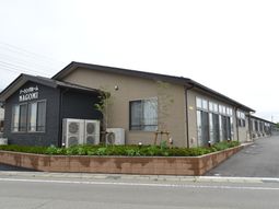 落ち着いた色合いの外観