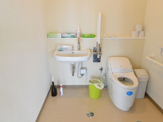 車椅子の方にもストレスなく利用できる白を基調とした明るく広々としたスペースのトイレ。手洗いも設置されている。