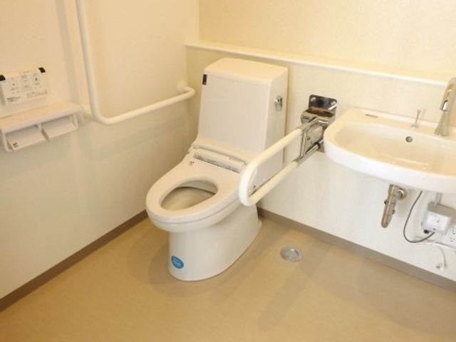 手すり付き清潔なトイレ