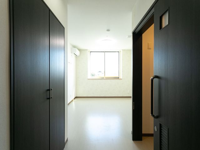 廊下の清潔な空間 居室 ゆとりある廊下は、快適に移動できるよう配慮されています。明るい窓からの自然光が心地良い環境を創出しています。
