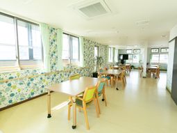 明るい食堂の様子