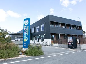 黒い外壁の建物外観