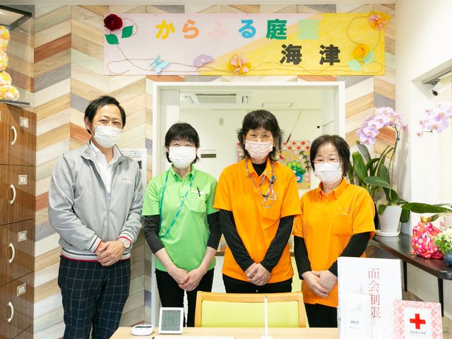 スタッフの集合写真 玄関 明るい笑顔で迎えてくれるスタッフたちです。和やかな雰囲気のもと、心のこもったサービスを提供しています。
