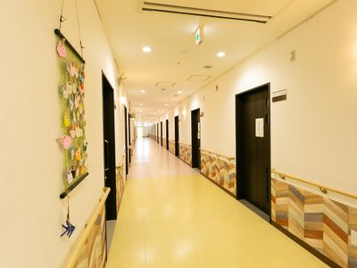 廊下の壁面に飾り付け