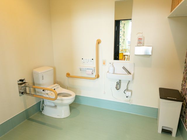 バリアフリー設計の洗面トイレ トイレ 手すり付きで安全性を考慮したトイレです。清潔感あふれる空間が保たれており、安心してお使いいただけます。