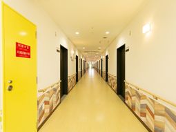 明るい廊下の風景