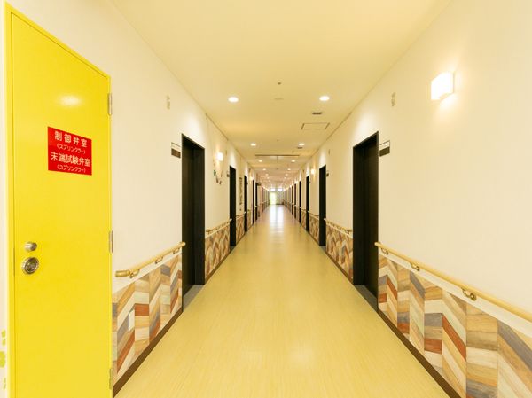 明るい廊下の風景
