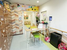 明るいエントランス風景