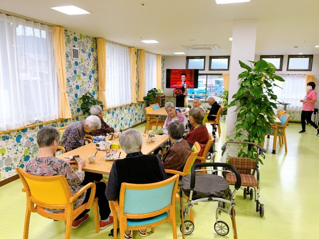明るい共用ダイニング 喫茶 広々としたダイニングで利用者が食事や会話を楽しんでいます。スタッフのサポートも行き届いて、和やかな雰囲気が伝わってきます。