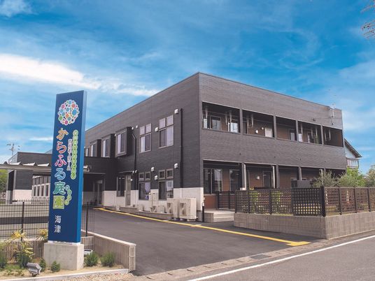 モダンな建物のエントランス
