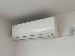 白いエアコンの壁