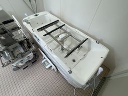 白い湯船と椅子の浴室