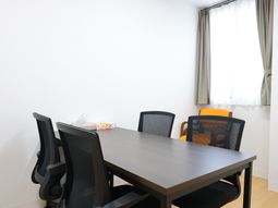 会議テーブルのある部屋