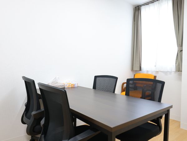 会議テーブルのある部屋