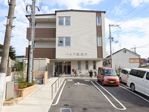 新しい建物の外観