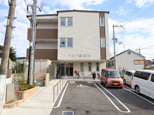 新しい建物の外観