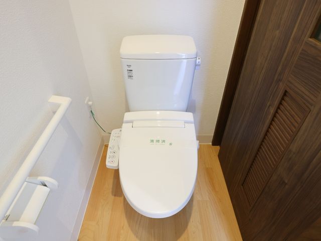 バリアフリートイレ設備 トイレ 手すり付きの安心設計トイレです。清潔感のある環境で、快適にご利用いただける空間になっています。