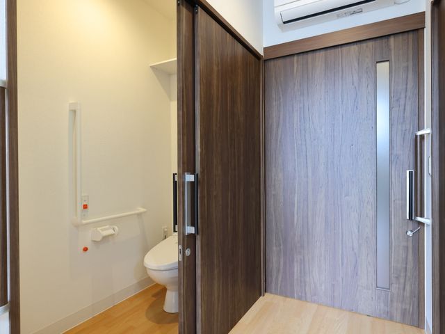 バリアフリー設計のトイレ トイレ 手すり付きで安全性を配慮したトイレです。すべての方が快適にお使いいただける空間になっています。