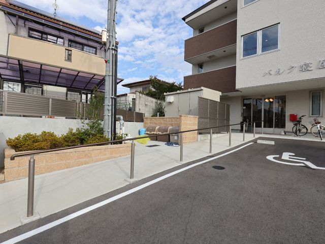 明るく清潔なエントランス 玄関 広々としたアプローチが迎えるエントランスです。バリアフリー設計でどなたでも安心してお入りいただけます。