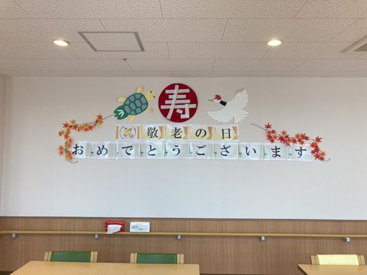 明るい食堂の壁飾り