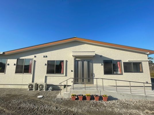 白い壁の新しい建物正面