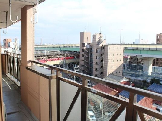 広々とした明るいバルコニー