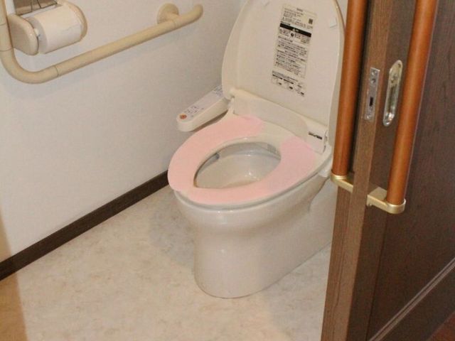 バリアフリートイレ設備 トイレ 手すり付きで安全を考えた清潔感のあるトイレ空間です。利用者の快適性が考慮された造りとなっております。