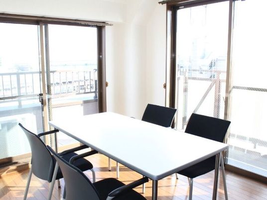 明るく開放的な会議室