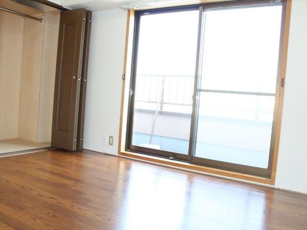 明るい居室の窓と床
