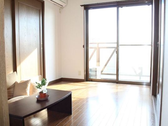 明るい居室の一角