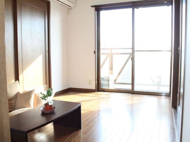 明るい居室の一角