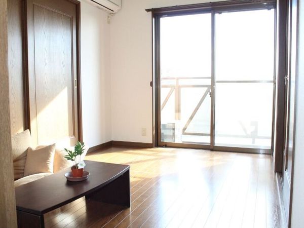 明るい居室の窓とテーブル
