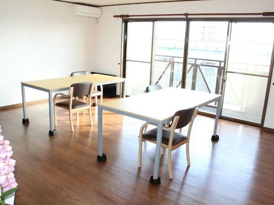 明るい空間の食堂