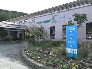 花壇のある施設外観  