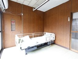 明るい居室のベッド