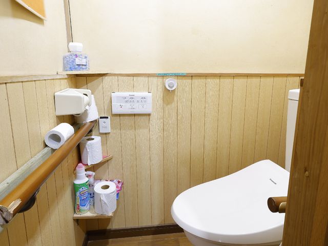 清潔なトイレの一角 トイレ 手すり付きで安全に配慮されたトイレスペースです。入居者の日常生活をサポートするための設備が整っています。
